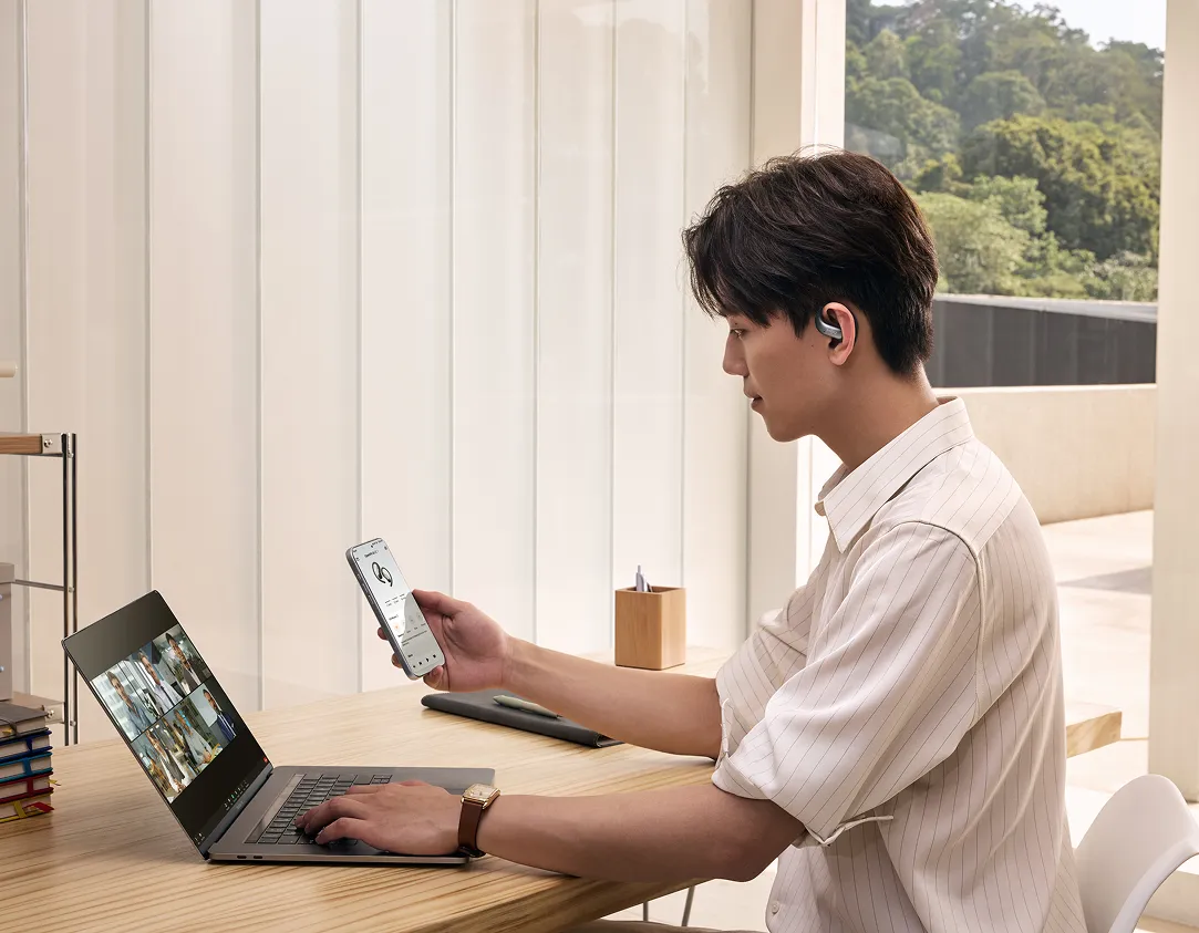 OpenFit Air 2로 화상 통화 중인 모습